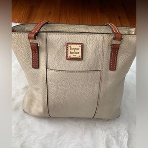 2 shoulder bag Dooney& Bourke and a Coach